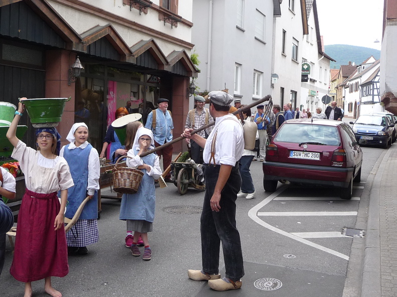 Kleine Sellemols Parade 16.05.2015 "Alles was älder is wie fuffzich Johr, uhne Modor, awer uff Räder, un die Leid in alde Kläder"