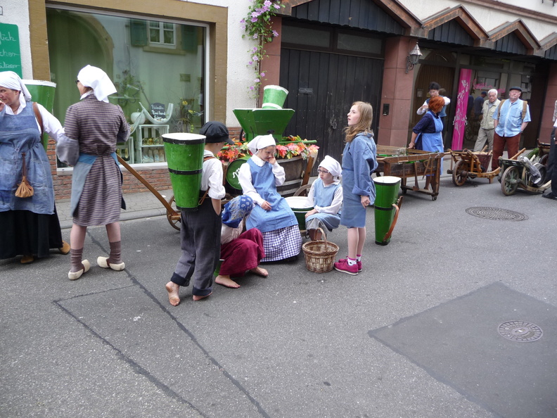 Kleine Sellemols Parade 16.05.2015 "Alles was älder is wie fuffzich Johr, uhne Modor, awer uff Räder, un die Leid in alde Kläder"