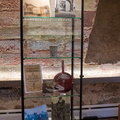 Ausstattung der Vitrinen im Keller der Touristinfo in Maikammer mit Geschirr der Gebrüder Ullrich