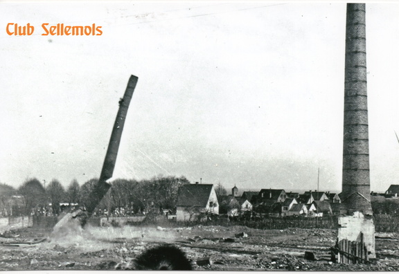 Sprengung der Schornsteine der Emaillefabrik Dieterwiesenstr. Anno 1932.